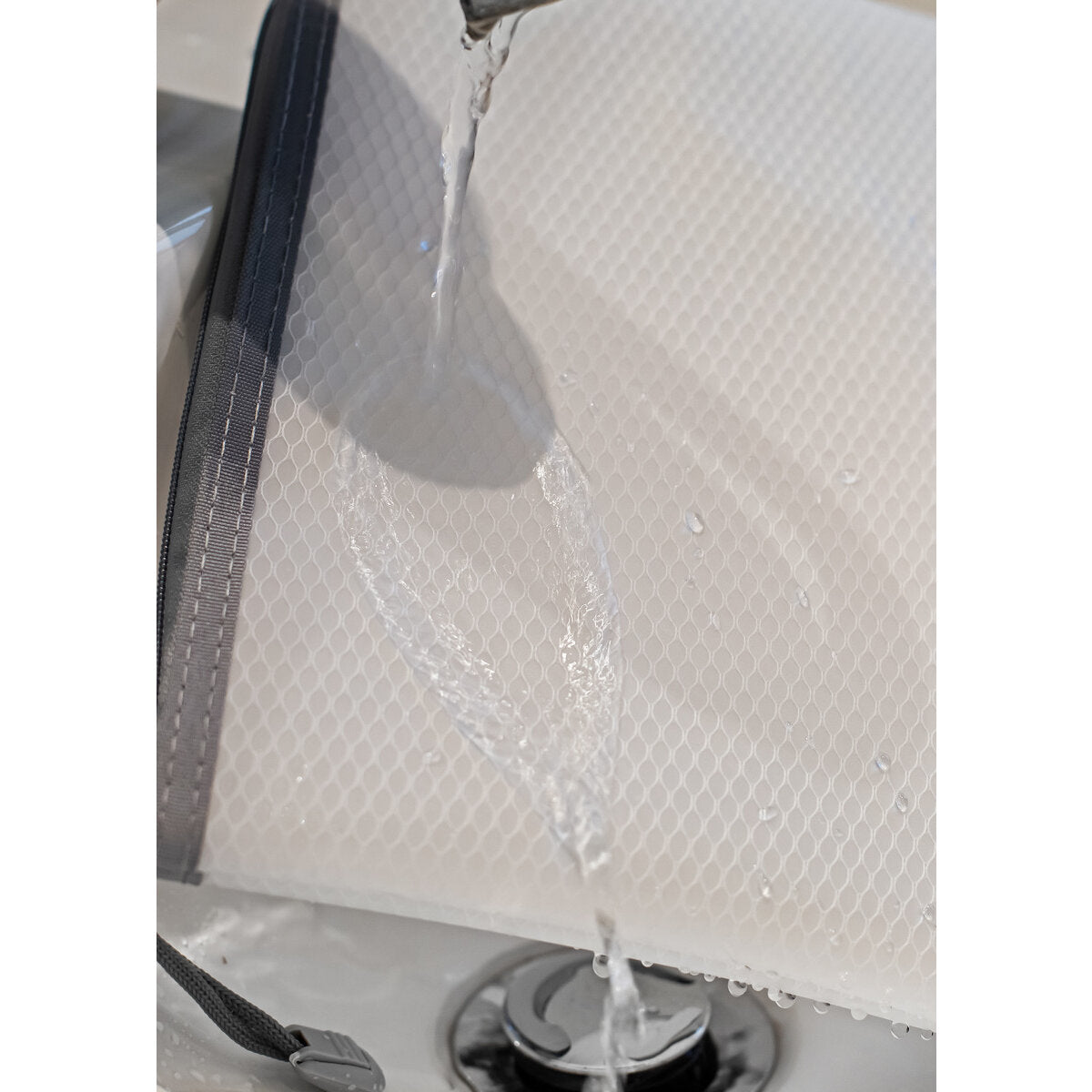 idena-reissverschlusstasche-mesh-weiss-dl-02F224414.jpg